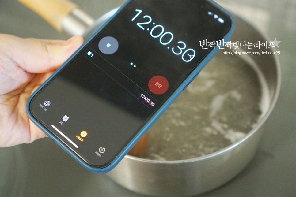 완숙은 12~13분 정도가 적당합니다. 너무 오래 삶아도 식감이 퍽퍽하게 맛이 없으니 기준 시간을 참고하여 익혀주면 됩니다.