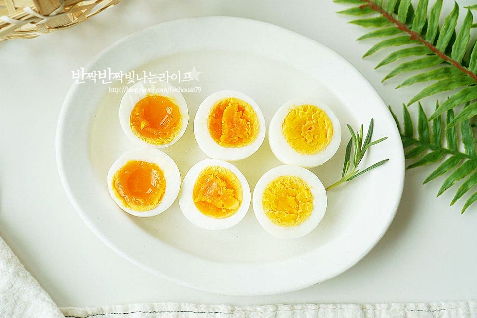 맛있는 삶은 계란 완성입니다. 영상도 같이 담았어요. 맛과 영양이 가득한 삶은 계란은 간식으로 먹어도 좋고 장조림이나 고명으로 곁들이기도 좋아요. 반숙의 정도, 완숙 계란 삶는 시간만 알면 어렵지않게 요리할 수 있답니다. 소금을 넣고 껍질이 잘 벗겨지도록 삶는법과 계란 삶는시간을 알아두고 맛있고 촉촉하게 요리해드세요. 끄읕 !