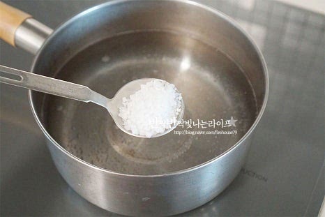 냄비에 재료가 잠길 정도로 물을 붓고 끓어오르기 시작하면 소금 1 큰 술, 식초 1 큰 술을 넣어줍니다. 소금은 껍질이 잘 벗겨질 수 있도록 해주며 식초는 금이 가거니 깨졌을 때 흰자가 응고될 수 있도록 해줍니다. 물이 끓는 상태로 달걀을 넣어줍니다. 냄비에 넣을 때 뜨거운 바닥면에 닿으면서 금이 가거나 깨질 수 있으니 거름망이나 국자와 같은 조리도구를 활용하여 하나씩 살짝 넣어줍니다. 노른자가 익기 전에 가운데로 위치할 수 있도록 가볍게 굴려줍니다. 반숙 계란 시간, 완숙 삶기는 끓는 물에 넣은 뒤 타이머를 설정해주면 정확하게 원하는 상태로 삶을 수 있어요.