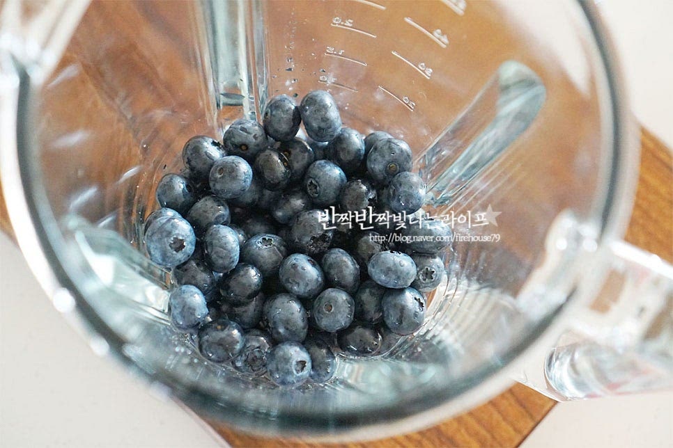 믹서기에 과육을 넣어줍니다. 스무디 2잔 분량으로 블루베리를 넉넉하게 넣어주었습니다. 우유 200ml 부어줍니다. 꾸덕한 질감의 그릭요거트를 넣어 새콤한 풍미를 살려주었어요. 요거트는 취향껏 넣어주시면 됩니다. 생략할 경우 우유 양을 늘려주세요. 블루베리요거트스무디를 만들 땐 카페에서는 파우더를 넣기도 하는데 집에서 간단하게 만들기 할 땐 시판용 요거트 넣어주시면 되어요. 무가당 요거트를 넣어서 꿀을 약간 더해주었습니다. 당도에 따라 꿀이나 알룰로스, 설탕 등을 넣어 달콤하게 갈아만들면 맛이 좋아요. 시원하게 갈아 마시면 더울 때 먹기 딱 좋아 얼음 몇 조각 추가했어요. 냉동블루베리는 얼음을 넣지 않아도 좋아요. 스무디를 부드럽게 갈아줍니다. 중간에 걸쭉한 정도와 단맛을 확인하여 재료를 더 넣고 갈아주셔도 좋아요. 유리잔에 부은 뒤 생과 두세 알과 애플민트를 곁들여주면 밖에서 먹는 것 못지않게 근사하게 완성되어요. 보랏빛 색감이 진하게 잘 갈아졌어요. 영상도 같이 담았어요. 진한 블루베리향이 새콤달콤 섞여 한 모금 마시면 부드럽고 맛있어요. 블루베리우유 넣고 갈아 만들면 아이 어른 누구나 맛있게 즐길 수 있는 것 같아요. 블루베리주스 맛있게 만들어 드세요^^ 끄읕 !