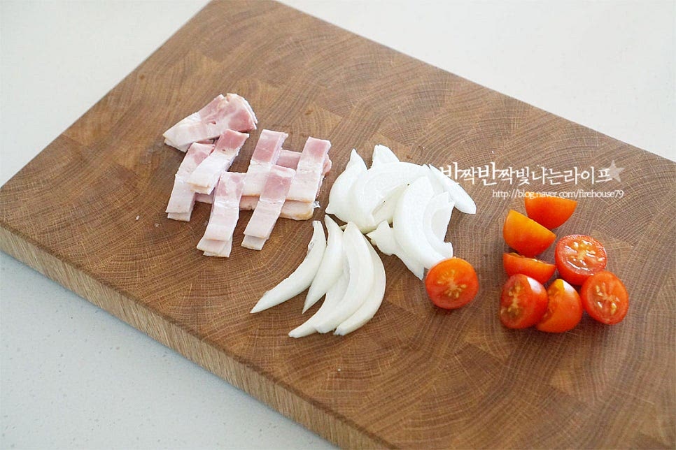 방울 토마토는 식초물에 세척한 뒤 꼭지를 제거하고 반으로 잘라주고, 양파와 베이컨은 채를 썰어줍니다. 에그 프리타타 레시피에 들어가는 재료들은 좋아하는 종류와 냉장고 사정에 따라 다양하게 넣어 요리할 수 있는데요. 오늘 준비한 것들 이외에 감자나 닭고기, 파프리카, 버섯 등 기본 레시피를 참고하여 응용해 보셔도 좋을 것 같습니다. 시금치는 뿌리 부분 사이사이 흙을 꼼꼼하게 씻어내고 뿌리를 조금 잘라내어 분리해 준 뒤 먹기 좋게 5~6cm 길이로 잘라줍니다. 겨울에 나오는 시금치는 뿌리도 달아서 살살 긁어서 손질하여 넣음 맛이 좋습니다.