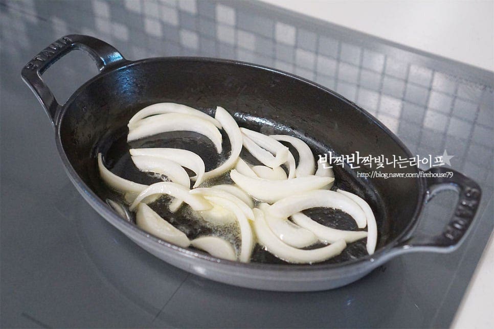 달군 팬에 버터 10g을 녹인 뒤 양파를 먼저 볶아줍니다. 양파가 달큰하게 볶아지면서 투명빛이 돌면 베이컨을 넣고 함께 볶아요. 베이컨이 노릇하게 익으면 시금치를 넣어줍니다. 소금, 후추 약간 뿌려 볶아줍니다. 시금치는 숨이 금방 죽기 때문에 살짝만 볶은 뒤 불을 끕니다. 오븐에 구워줄 것이라 불을 끄고 다음 조리과정을 이어갔는데 팬 그대로 쪄서 익혀줄 것이라면 은은한 약불로 유지해주세요.