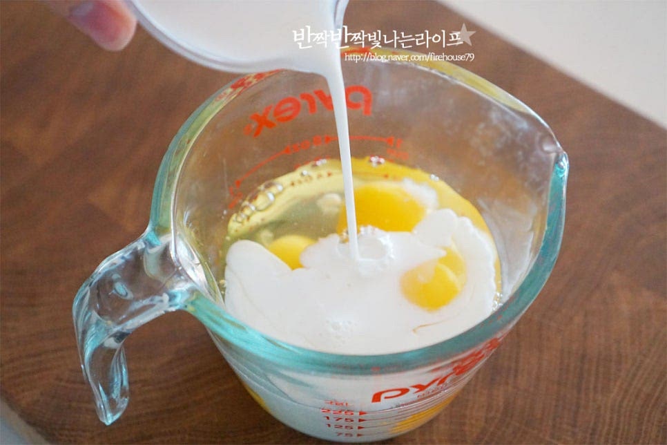 오믈렛은 부드럽고 촉촉한 식감이 맛있죠. 볼에 계란 3개를 깨뜨려 넣고 우유 60ml를 부어줍니다. 우유가 들어가면 부들부들 맛이 좋아요. 소금, 후추 약간을 넣고 곱게 풀어줍니다. 조금 더 촉촉한 맛을 내기 위해 달걀물은 체에 한번 내려주었습니다. 이 과정은 생략 가능하나 체에 곱게 내려주면 부드럽게 맛보실 수 있어요. 시금치 프리타타 레시피