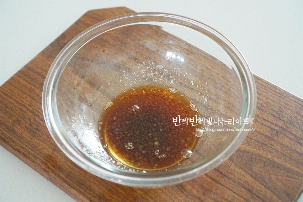 고기 양념을 만들어요. 간장 2 큰 술, 피시소스 1 큰 술 굴소스 1/2 큰 술, 황설탕 1 큰 술 올리고당 1 큰 술, 맛술 1 큰 술 다진 마늘 1/2 큰 술, 레몬즙 1 큰 술 을 넣어 잘 섞어줍니다. 약간 달짝지근하게 간을 맞추어주시면 되는데 기호에 따라 가감하여 주세요. 레몬즙과 피시소스가 들어가서 이국적인 맛이 은은히 난답니다. 고기를 넣고 10분 정도 양념에 재워둡니다. 삼겹살을 준비해 주었는데 냉장고 사정에 따라 앞다리살, 목살 등 준비해 주세요.