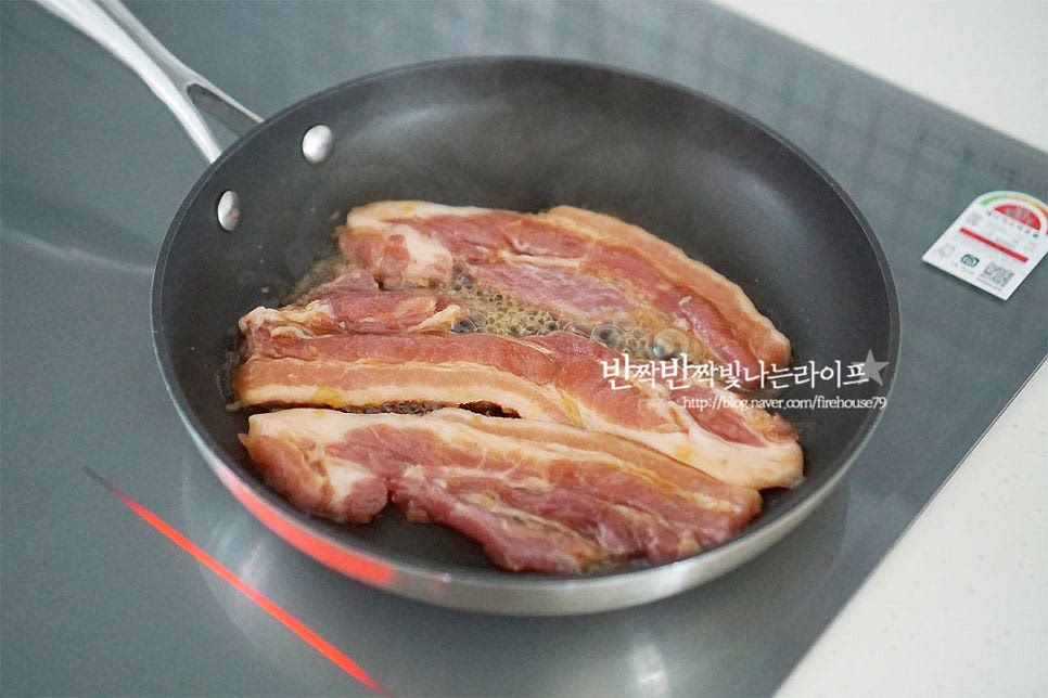 달군 팬에 재운 고기를 구워줍니다. 양념이 타기 쉬우므로 중약 불로 속까지 먼저 구워줍니다. 그리고 앞뒤로 노릇노릇 눌어붙듯이 숯불에 구운 것과 같이 구워줍니다.