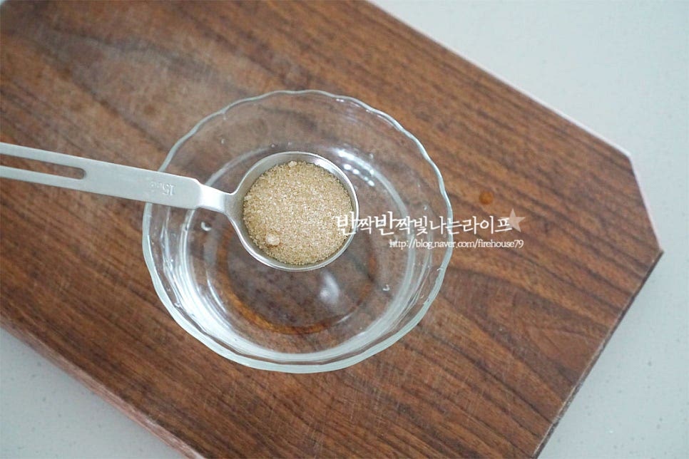 분짜 소스 만들기 해요. 새콤달콤하면서 특유의 향은 피쉬소스를 넣어 내어줄 것인데요. 라임을 넣어 향을 더해주는데 저는 레몬으로 대체했어요. 피쉬소스 대신 액젓 넣으셔도 됩니다~ 생수 120ml, 황설탕 2 큰 술 피쉬소스 2 큰 술, 식초 1½ 큰 술 레몬즙 1 큰 술, 다진 당근과 양파 청양고추와 홍고추를 넣어줍니다. 새콤달콤하게 맛을 내어주는데 조금 더 꼬롬한 향을 내고 싶으면 피쉬소스를 더하고 달짝지근하게 만들고 싶다면 설탕을 더해주세요. 기본 재료로 간은 가감하여 맞추어 줍니다.