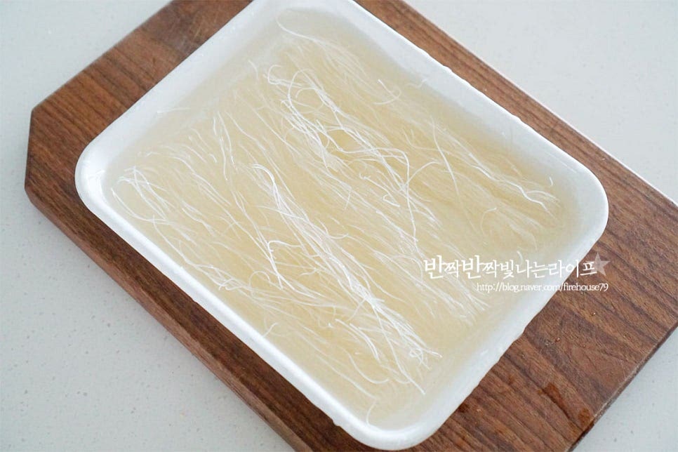 쌀국수면은 얇은 걸 준비했어요. 찬물에 30분 정도 담가줍니다. 30분 정도 담갔다 뜨거운 물에 30초 정도 담갔다 헹구어 체에 밭쳐줍니다. 면 종류마다 익히는 법이 달라 패키지에 적힌 레시피를 참고하여 익혀줍니다.