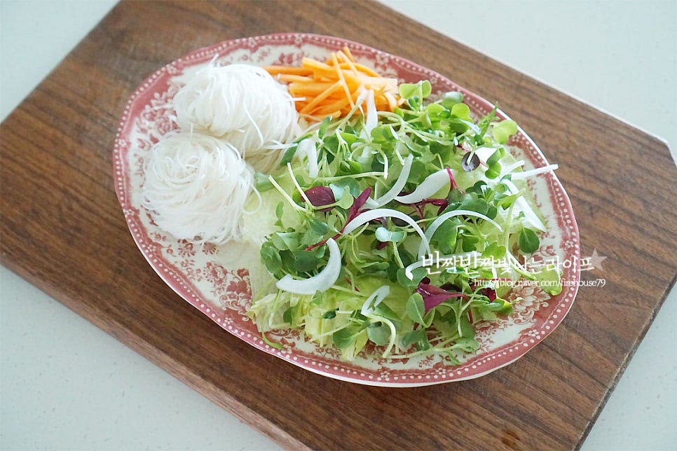 쌀국수와 채소를 먹기 좋게 담아줍니다. 고기를 먹기 좋게 잘라 올리고 기호에 따라 고수를 곁들여 줍니다. 쌀국수와 고기, 채소까지 곁들이니 보기만해도 정말 푸짐하죠. 보통 면을 양념에 적셔먹기는 하는데 고기와 채소도 같이 적셔먹음 이게 또 생각나는 별미에요. 영상도 같이 담았어요. 분짜 먹는법은 고기와 채소, 면을 적셔서 맛있게 드시면 되는데요. 전 골고루 곁들여 먹음 단짠의 맛과 새콤달콤, 아삭함이 어우러져 더 맛있더라고요~ 특별하게 즐기는 분짜 집에서 좋아하는 재료로 푸짐하게 만들어 재료의 맛을 느껴보세요. 맛있게 만들어 드세요^^ 끄읕 !