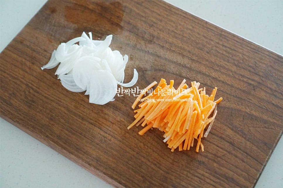 양파와 당근은 채를 썰어줍니다. 채 썬 양파와 당근을 조금씩 덜어내어 잘게 썰어줍니다. 고추도 얇게 썰어주고요~ 양상추는 한입에 먹기 좋게 잘라주고 어린잎은 깨끗하게 씻어 준비해요. 그 외 취향껏 채소를 준비해 주시면 됩니다.