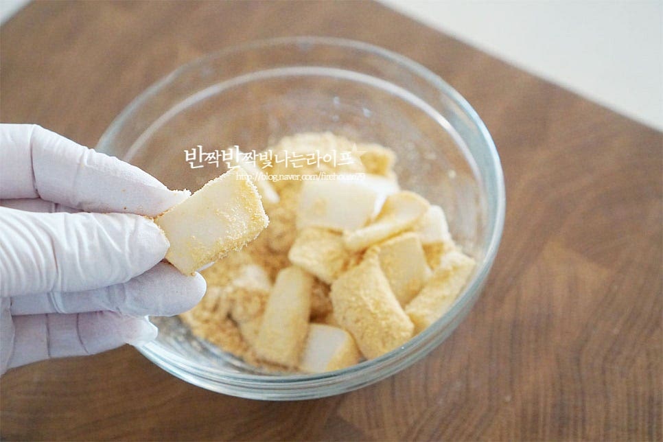 쫄깃한 인절미는 크기에 따라 2~3등분 잘라줍니다. 중간에 넣고 구워줄 것이기 때문에 너무 두껍지 않은 두께로 잘라주세요.