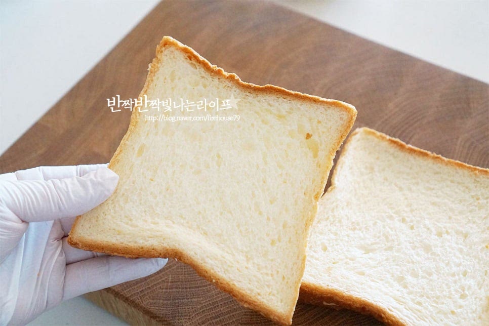 식빵은 네모난 기본으로 준비했어요. 빵 사이에 떡을 넣어만드는 요리로 두 가지 재료의 식감과 맛을 더해 만들어 줄 것이에요. 냉동 소분해둔 것을 해동하여 먹는 것이라 버터를 두른 팬에 살짝 한번 구워주었습니다. 생식빵이라면 부드러운 실온 상태의 버터를 골고루 발라 준비해 주면 됩니다.