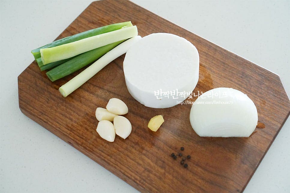 삶는 재료로 무, 대파, 마늘, 생강 양파, 통후추를 준비해요. 대파는 국물이 우러나기 좋게 자르고, 생강은 너무 크지 않게 마늘 한 톨 크기로 넣어주어야 튀지 않고 조화롭게 어우러집니다. 냄비에 재료가 잠길 정도로 물을 붓고 재료를 먼저 끓여줍니다. 냄비의 크기나 재료에 따라 물의 양을 조절해 주시면 됩니다. 저는 2L 이내로 넣어주었어요. 물이 바글바글 끓어오르면 양지를 넣어줍니다. 그리고 한 시간 정도 중불로 삶아줍니다. 너무 오래 삶을 경우 오히려 질겨질 수 있어 한 시간 정도 삶아주는 게 좋아요. 중간중간 거품은 걷어내어주고 한 시간 정도 삶으면 점점 육수도 진해지고 맛있는 냄새가 느껴져요^^ 한 시간 타이머를 설정한 뒤 먹기 좋게 익으면 건져내어요. 양지 수육을 써는 팁~ 고기의 결방향 반대로 편으로 썰어주셔야 해요. 결대로 썰면 식감이 질깁니다~ 먹기 좋게 얇게 편으로 썰어주어요. 곁 반대로 썰면 아래와 같은 모양이에요. 걸러낸 육수는 버리지 않고 곁들일 양념을 만들 때와 촉촉하게 먹기 위해 따로 담아두었어요. 고기에 같이 부어 먹음 먹는 내내 부드러워요. 육수에 국간장 1 큰 술, 소금 약간 더해 간을 해주면 감칠맛이 더 좋아요.