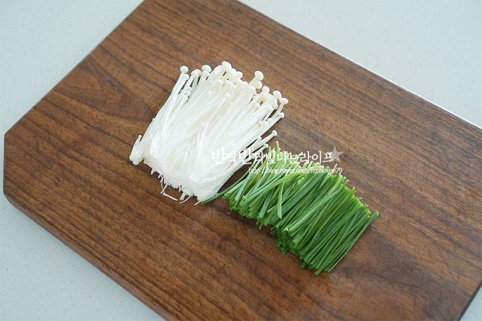 곁들일 것들을 준비해요. 팽이버섯과 부추는 먹기 좋게 썰어주고요. 저는 육수를 따뜻하게 하여 같이 익혀 먹었는데 기호에 따라 부추무침이나 양파 장아찌를 곁들여도 좋아요. 소고기 수육 소스를 만들어요. 먼저 고추와 양파, 대파는 잘게 썰어줍니다. 색감을 살려주고 싶어 홍고추도 같이 썰어주었어요. 간장 4 큰 술, 육수 4 큰 술 황설탕 1 큰 술, 식초 1 큰 술 다진 마늘 1/2 큰 술, 다진 대파 1 큰 술 다진 양파 1 큰 술, 다진 고추 1개 연겨자 취향껏 넣어줍니다. 간을 보고 식초와 설탕은 입맛에 맞게 가감하여 줍니다. 그릇에 담아내니 여느 식당 부럽지 않은 근사한 요리 완성입니다. 밖에서 사 먹는 것보다 더 푸짐하고 삶는 시간이 오래 걸려서 그렇지 부드럽고 담백한 맛이 정말 좋아요. 영상도 같이 담았어요. 질기지 않고 부드러우며 씹으면 담백하면서 고소해요. 고기만 담아서 드시는 것보다 저와 같이 육수를 같이 곁들여 담으면 더 촉촉하고 간이 스며들어 맛나요. 부추와 버섯, 양념 곁들여 먹음 자꾸만 먹게 되는 맛이랍니다. 소고기 수육 특유의 담백 고소함이 정말 맛이 좋답니다. 먹음직스럽게 담아주니 더 근사하답니다. 맛있게 삶아 든든하게 챙겨드세요^^ 끄읕 !