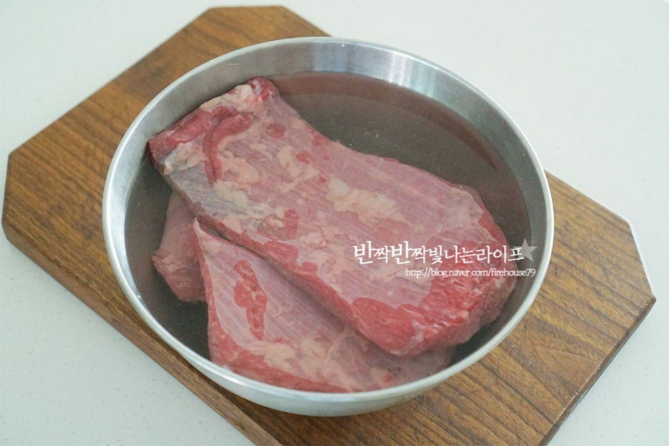 소고기는 찬물에 담가 핏물을 빼줍니다. 30분 정도 빼주면 되는데 중간중간 핏물이 나오면 찬물을 갈아주면 더 빨리 핏물을 제거할 수 있어요. 핏물을 제거해 주는 과정에서 잡내도 잡아주고 육질도 더 부드러워진답니다. 소고기 수육 부위는 보통 양지나 사태 부위로 만드는데요. 양지가 조금 더 식감이 부드러워요.