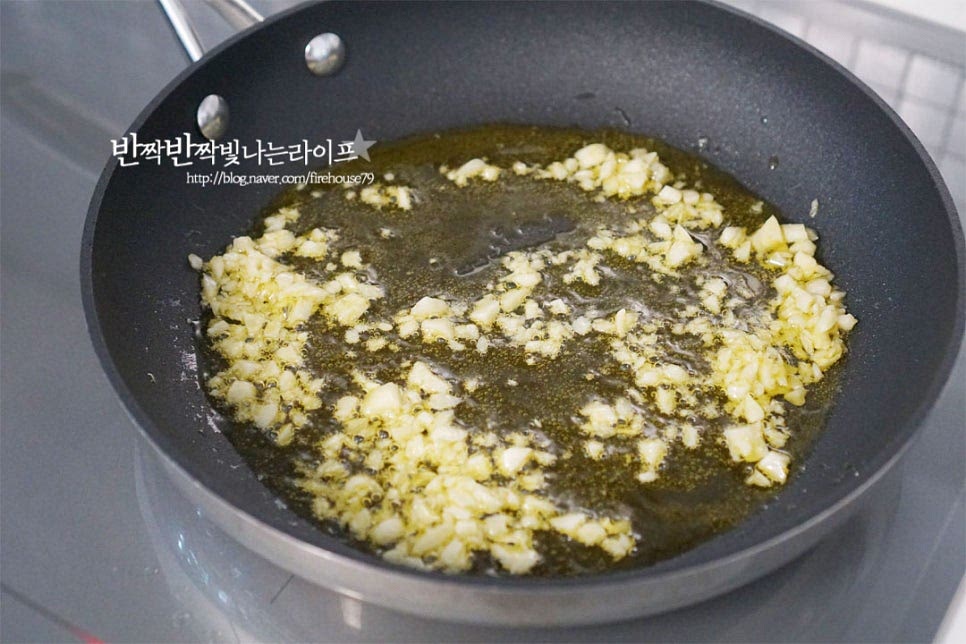 팬에 식용유 5 큰 술을 두르고 다진 마늘을 볶아 향을 내어줍니다. 채소 볶음을 만들 때 생각보다 기름을 넉넉하게 둘러줍니다. 마늘향이 올라오도록 타기 직전까지 노릇노릇하게 볶아줍니다. 마늘이 노릇해지면 데친 청경채와 버섯을 넣어줍니다. 이미 데친 재료들이기 때문에 살짝 볶아서 간을 해주면 된답니다. 소금 한 꼬집을 넣어 야채 본연의 풍미를 더해줍니다. 굴소스 1 큰 술을 넣어 간을 조절해 줍니다. 입맛이나 양에 따라 굴소스의 양을 가감해 주세요. 소스가 어우러지도록 가볍게 볶아줍니다.