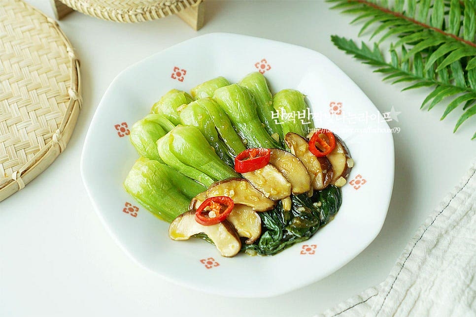 완성된 청경채요리는 버섯과 함께 푸짐하게 담아줍니다. 재료와 요리 과정이 초간단 방법이라 간단한 밥반찬이나 술안주로 곁들이기 좋답니다. 영상도 같이 담았어요. 청경채의 아삭한 식감과 버섯의 쫄깃함이 굴소스로 감칠맛나게 어우러진답니다. 데친 뒤 요리해서 생야채 냄새도 잡고 간도 잘 뱄어요. 간단한 레시피로 만들어 맛있게 드세요. 끄읕 !