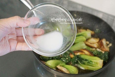 물 1 큰 술, 전분가루 1/2 큰 술을 섞어 전분물을 만든 뒤 뭉치지 않게 농도를 조절해가며 넣어줍니다. 전분물로 걸쭉해지면서 양념에 청경채에 달라붙어 간이 잘 어우러집니다. 고추와 참기름 약간 넣고 마무리합니다. 입맛에 따라 매콤한 고추를 곁들이면 매운 향미를 더해 맛볼 수 있어요.