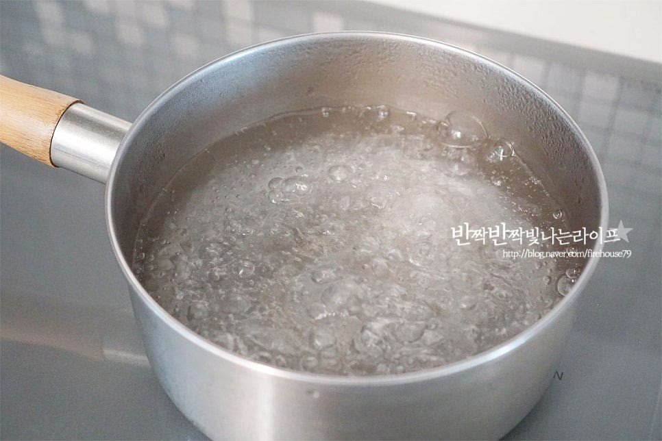 냄비에 재료가 잠길 정도로 물을 붓고 끓여줍니다. 초록 잎채소를 데칠 때 소금을 약간 넣기도 하는데 이연복 셰프님은 소금 없이 바로 데쳐주었습니다. 끓으면 청경채를 넣고 버섯도 함께 넣어줍니다. 골고루 익을 수 있도록 뒤적여 줍니다. 한번 데친 뒤 볶음요리를 만들면 생야채의 날내도 잡아주고 간도 더 맛있게 어우러집니다. 숨이 죽으면 건져내어 채반에 밭쳐 물기를 털어줍니다.