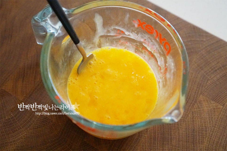 계란에 소금 한 꼬집을 넣고 곱게 풀어줍니다. 부드러운 식감을 위해 덩어리 없이 부드럽게 풀어줍니다. 팩에 담긴 순두부는 두툼하게 썰어주고 대파는 송송 썰어줍니다. 미리 잘라서 넣어주었는데 간단하게 요리할 때는 포장을 뜯어 육수에 바로 넣고 숭덩숭덩 먹기 좋게 잘라주셔도 됩니다.