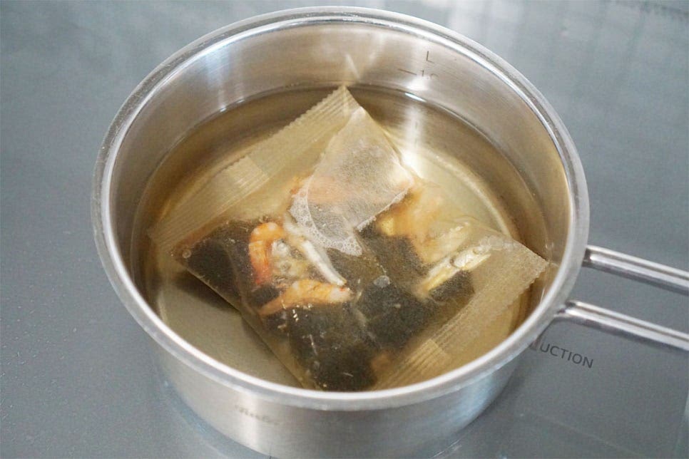 냄비에 물 1L 정도 붓고 멸치 다시팩을 넣고 육수를 우려줍니다. 간편하게 다시팩을 활용했는데 직접 멸치와 다시마를 넣어도 좋고 코인이나 액상 육수를 활용해도 좋습니다. 찬물에 5분 우린 뒤 끓어오르면 10분 끓여줍니다.