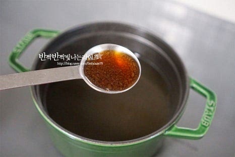 냄비에 육수 800ml 정도를 붓고 끓어오르면 참치액 2/3 큰 술 새우젓 1 작은 술, 다진 마늘 1/2 큰 술 넣어줍니다. 새우젓은 건더기만 넣어주었어요. 두 가지를 함께 넣고 간을 하여 맑고 시원한 국물맛을 내어줍니다. 간에 따라 양을 조절하여 짠맛을 맞추어주세요.