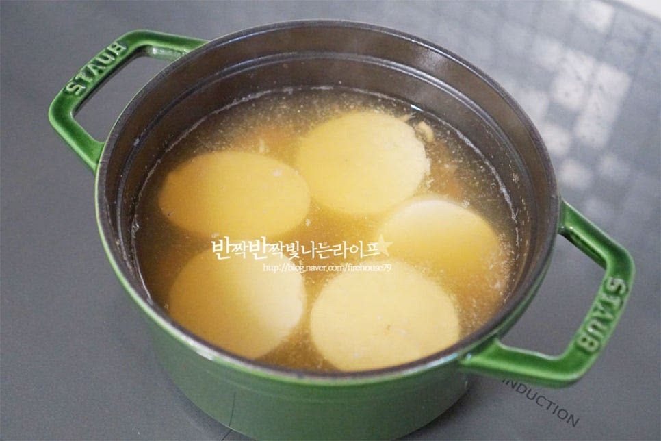 양념한 뒤 다시 끓기 시작하면 잘라놓은 순두부를 넣어줍니다. 오래 익히는 재료들이 아니라 밑간하고 나면 간단하게 끓여 완성할 수 있어요. 몽글몽글 끓으면 풀어둔 계란물을 부어줍니다. 끓는 상태에서 가운데 주변으로 부어주면 몽글몽글 끓으면서 부드럽게 풀어집니다. 익으면서 색이 노랗게 되면 눌어붙지 않게 가볍게 저어줍니다. 달걀물을 넣고 바로 풀면 국물이 탁해질 수 있기 때문에 팔팔 끓어오르는 타이밍에 넣고 부드럽게 익을 수 있도록 해줍니다. 계란국이 익으면 소금, 후추로 간을 맞춘 뒤 대파를 넣고 마무리 완성해 줍니다. 입맛에 따라 매콤 칼칼하게 먹고 싶다면 청양고추 약간 썰어 넣어도 좋습니다. 푸짐하게 담아내면 맑은 국물의 부드러운 순두부계란탕 레시피 완성입니다. 간단한 조리방법으로 시원한 감칠맛과 깔끔 담백한 맛을 낼 수 있어요. 영상도 같이 담았어요. 감칠맛을 내기 위해 멸치 육수를 우린 뒤 새우젓과 참치액으로 시원하게 밑간하고 순두부와 계란의 식감을 살려 끓입니다. 담백하고 보들보들한 맛이 별미랍니다. 순두부 계란국 끓이는법 맑고 시원한 국물과 든든한 요리 즐겨보세요. 끄읕 !