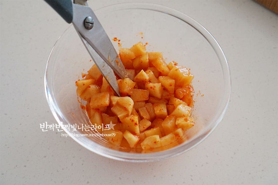 먹기 좋게 익은 깍두기 1컵 정도를 준비한 뒤 먹기좋게 잘라줍니다. 적당하게 무의 식감이 느껴지도록 간단하게 가위를 사용하여 잘라주었습니다. 대파는 흰 줄기 부분 위주로 잘게 송송 썰어주고 차돌박이 50g 정도 준비한 뒤 한입 크기로 먹기 좋게 잘라줍니다. 소고기는 부위에 상관없이 준비하고 대패삼겹이나 스팸을 준비해도 좋습니다. 고깃집 맛을 내고 싶다면 파절이를 잘게 잘라 같이 넣어도 맛있는 볶음밥 레시피가 완성됩니다.