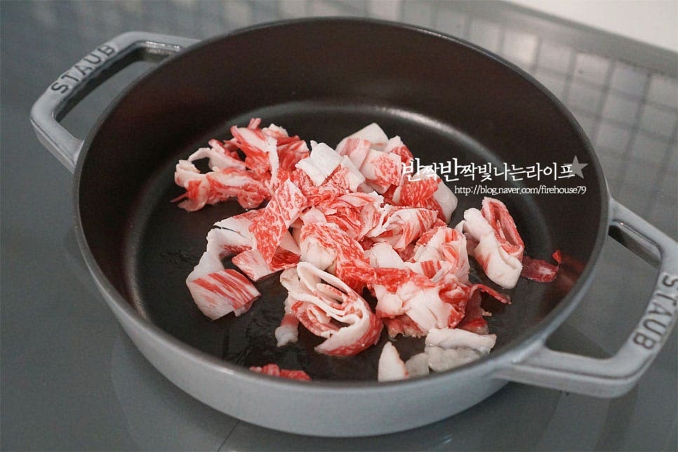 충분하게 예열한 팬에 소고기를 넣고 맛소금 약간 뿌려 구워줍니다. 기름이 많은 부위라 그대로 구웠는데 부위에 따라 식용유 3 큰 술을 넣어 고소하게 볶아줍니다. 노릇노릇하게 기름이 나오도록 볶아줍니다. 노릇하게 볶아지면 대파를 넣고 같이 볶습니다.