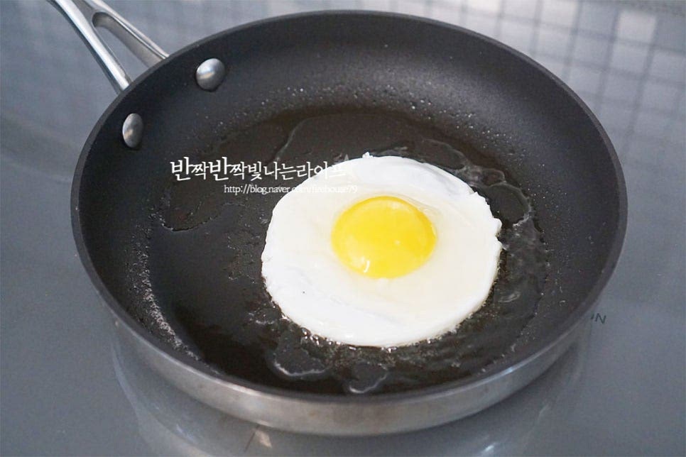 같이 먹으면 맛있는 계란 반숙 프라이도 구워서 준비합니다.