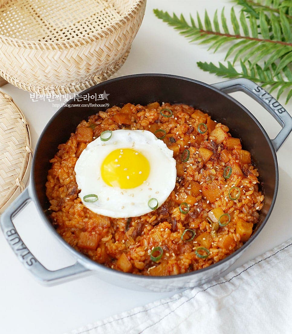 노릇하게 볶은 볶음밥 위에 계란프라이 올려 완성합니다. 반숙 노른자를 톡 터뜨려 먹는 맛이 매콤함에 고소하게 잘 어울린답니다. 잘 익은 깍두기는 한입 크기로 썰고 고소한 차돌과 함께 볶고 고추장과 간장, 설탕을 넣고 매콤 짭조름한 감칠맛을 살려 약간 눌어붙게 볶으면 간단한 김치볶음밥 레시피를 맛볼 수 있답니다. 깍두기를 넣고 고깃집에서 먹는 맛 못지않게 맛있게 만들어드세요. 끄읕 !