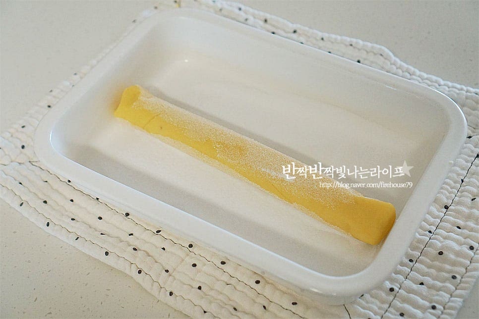 설탕을 넓게 깔아준 뒤 반죽을 굴려 설탕을 골고루 묻혀줍니다. 양 끝 단면을 잘라 정돈하고 두께 1.5cm로 썰어줍니다. 일정한 간격을 두고 팬닝한 뒤 오븐에 구워줍니다. 175도로 오븐을 예열한 뒤 165도 15~20분 구워줍니다. 기기의 사양에 따라 온도와 시간은 조절해 주세요. 구움색이 곱게 구워졌어요. 바로 구워내면 부드러워 부서지기 쉬우니 식힌 뒤 식힘망에 올려줍니다. 한입에 쏘옥 들어가는 사이즈로 하나씩 집어먹기 딱 좋아요. 반죽 크기는 기호에 따라 크게 만들어주셔도 됩니다. 영상도 같이 담았어요. 기본 샤브레 쿠키는 바사삭한 식감과 버터 풍미가 깊어요. 초코는 코코아 향과 함께 고소한 아몬드가 톡톡 씹혀요. 두 가지 각각의 매력이 있답니다. 초보 홈베이킹 쿠키만들기 사브레 식감을 살려 맛있게 만들어 드세요^^ 끄읕 !