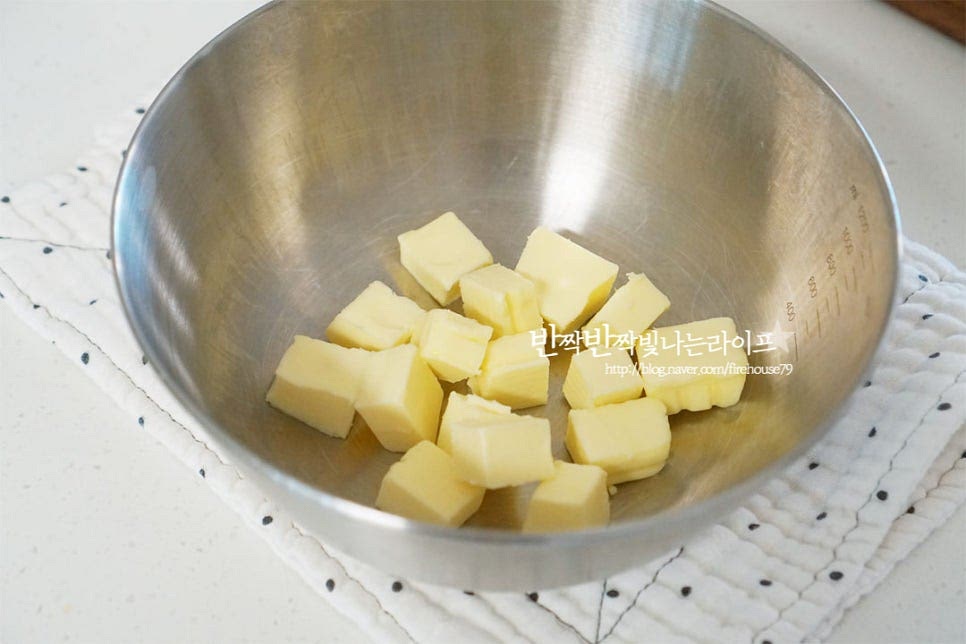 버터는 실온에 두어 부드러운 상태로 준비해요. 주걱으로 버터를 풀어줍니다. 슈가파우더+설탕+소금을 넣고 가볍게 섞어줍니다. 설탕 입자가 녹지 않도록 너무 많이 섞지 않아요. 설탕은 바삭한 식감을, 슈가파우더는 부드러운 식감을 내어줍니다.