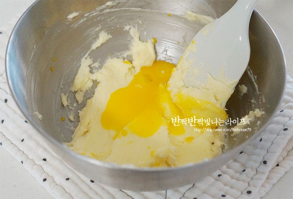 달걀노른자와 바닐라 익스 트랙을 넣고 잘 섞어줍니다. 많은 양이 아니라 한 번에 넣고 섞어주었는데 두세 번 나누어 섞어주셔도 좋습니다.