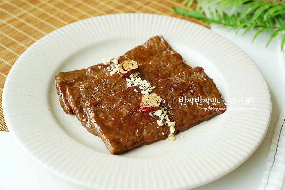 먹기좋게 담은 뒤 잣가루와 대추말이를 올려 모양내어 완성했습니다. 먹을 때 잣가루나 통깨를 올려주면 되며 제기에 올릴 때 고기는 3개, 5개와 같이 홀수로 준비하면 됩니다. 소고기산적부위 자체가 기름기가 적고 담백한 고기이기 때문에 연육 전처리를 한 뒤 양념하여 촉촉하게 구워주면 질기지 않고 부드럽게 맛볼 수 있습니다. 대파와 마늘같은 재료는 제사상에 올리지 않기 때문에 배와 양파에 재워 잡내도 잡고 맛있게 재워 만듭니다. 제사 소고기산적 만들기 조리과정을 참고하여 맛있는 명절 보내세요. 끄읕 !