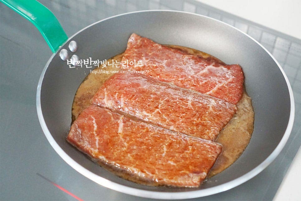 달군 팬에 재운 소고기를 양념을 덜어내고 올려 구워줍니다. 양념이 된 상태로 타지 않게 불을 조절해 구워줍니다. 중약불에서 구워주는데 센 불에서 구우면 수축되어 크기가 확 줄어드니 불을 조절해 속까지 촉촉하게 익혀주세요. 핏물이 올라오면 뒤집어 앞뒤로 타지 않고 양념이 어우러지도록 굽습니다. 어느 정도 양념 국물이 촉촉한 상태로 구워줍니다. 바싹 구우면 식었을 때 산적고기 식감이 단단해지고 촉촉하지 않습니다.