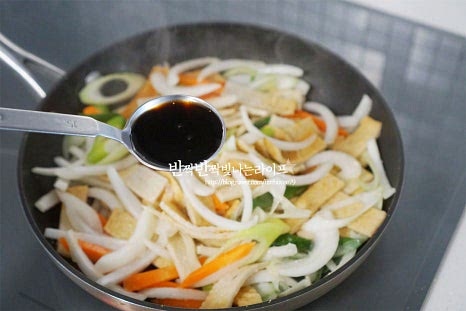 진간장 1½ 큰 술, 올리고당 1 큰 술 듬뿍 맛술 1/2 큰 술을 넣어줍니다. 기본적으로 재료의 감칠맛이 좋아 별다른 양념을 더하지 않아도 맛있는 반찬이 바로 어묵볶음 레시피인데요. 종류에 따라 간간하게 간이 된 것도 있어 그에 맞게 간장과 올리고당(설탕)으로 달콤하면서 짭조름하게 간을 해주세요. 윤기가 나고 촉촉하게 볶아줍니다. 채소에서 나오는 수분으로 적당하게 농도를 맞추었는데 볶아지는 상태에 따라 물을 2~3 큰 술 추가로 첨가하여 촉촉하게 볶아주어야 식어도 단단하지 않고 먹기 좋습니다. 그렇다고 너무 물을 많이 넣으면 졸아들면서 퍼지기 쉬우니 쫄깃한 맛을 더할 수 있도록 볶으면서 더해주세요.