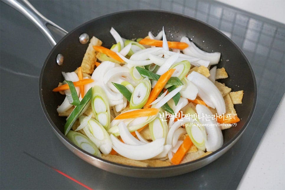 양파, 대파, 당근을 넣고 볶아줍니다. 달큰한 양파는 어묵볶음과 잘어울리며 달큰한 감칠맛을 풍부하게 해주는데요. 채소를 넉넉하게 같이 넣어주면 맛은 물론 푸짐한 요리를 만들 수 있습니다.