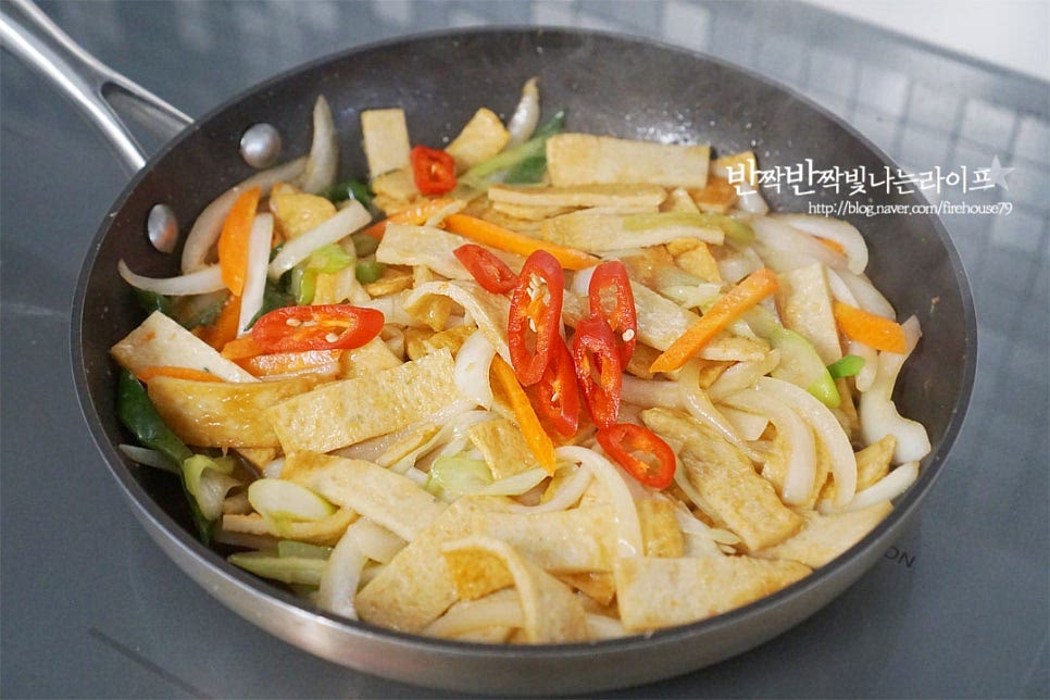 색감을 더해주는 홍고추를 넣어줍니다. 꽈리고추나 청양고추를 넣어도 향긋 매콤하게 맛이 좋아요. 저는 아이가 먹을 것이라 홍고추만 넣어주었답니다. 참기름 2/3 큰 술, 통깨 약간 뿌려 완성해요. 마지막에 고소한 풍미를 더해주면 맛은 물론 향까지 먹음직스럽답니다. 촉촉하고 보드라우면서도 쫄깃한 본연의 식감을 살려 볶으면 뜨거울 때도 식어도 맛있게 맛볼 수 있어요. 재료 본연의 감칠맛에 몇 가지 양념을 더해 볶아 만들면 간단한 레시피로 맛있는 반찬이 완성되는데요. 양파와 같은 채소를 곁들여 먹는 맛도 별미입니다. 영상도 같이 담았어요. 먹기 좋게 자른 재료들을 달콤 짭조름한 소스를 넣고 고소하게 볶으면 누구나 좋아하는 오뎅볶음이 만들어집니다. 간장 어묵볶음 레시피로 든든하고 맛있는 집밥 반찬 만들어드세요. 끄읕 !