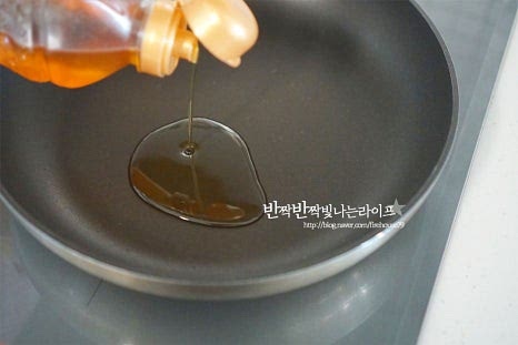 달군 팬에 식용유 3 큰 술을 두르고 간 마늘 1/2 큰 술을 먼저 볶아 향을 내어줍니다. 마늘이 타지 않도록 불을 조절하여 향을 내어주세요. 마늘의 향긋함이 올라오면 오뎅을 넣고 볶아줍니다. 전체적으로 기름이 골고루 코팅되도록 가볍게 볶아줍니다.