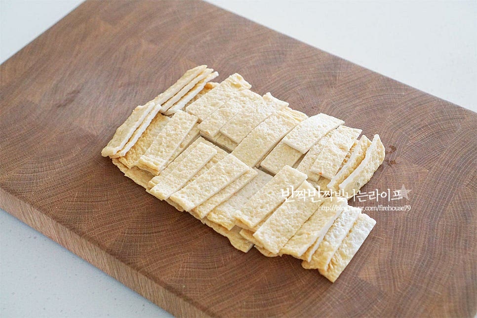 오뎅볶음에 들어가는 사각 형태의 어묵은 어육함량이 높은 것이 조금 더 감칠맛이 좋습니다. 쫄깃한 식감이 느껴지도록 반으로 자른 뒤 길게 채 썰어주었는데 원형이나 볼 모양 등에 따라 한입에 먹기 좋게 잘라주면 됩니다. 길게 잘라서 쫄깃한 식감을 살려주셔도 좋고요. 양파는 채 썰고 당근은 크기를 맞추어 잘라줍니다. 다른 야채에 비해 단단한 당근은 두께를 조금 얇게 썰어주었습니다. 대파와 홍고추는 어슷하게 잘라요. 매콤 칼칼한 맛을 좋아한다면 청양고추를 넣어도 좋으며 부재료인 야채는 좋아하는 입맛에 맞게 준비해요. 피망이나 꽈리고추, 감자, 파프리카 모두 좋아요.