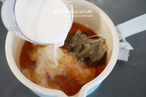 얼그레이를 우린 뒤 우유 180ml를 부어줍니다. 물과 우유를 1:1 비율로 만들기도 하지만 농도를 적당히 진하게 우렸습니다. 얼음을 넣고 시원하게 마신다면 농도를 조금 진하게 섞어주세요. 단맛을 더해주기 위해 설탕 또는 시럽을 넣어줍니다. 당도는 입맛에 맞게 조절해요. 설탕시럽이나 바닐라시럽을 활용해도 좋습니다. 조각 설탕을 넣고 은은한 달콤함을 더했어요. 불을 켜고 설탕이 녹아 어우러질 정도로 따뜻하게 데워줍니다. 우유는 센 불로 끓이면 넘칠 수 있으니 불을 조절해 데워요. 티백은 간단하게 건져내어 줍니다. 따뜻하게 잔에 부어서 마시거나 식힌 뒤 냉장고에 넣고 차갑게 마셔도 좋습니다. 냉침으로 마시는 방식은 차갑게 마시기 좋지만 오늘 알려드리는 따뜻한 밀크티는 바로 끓여서 즐기기 좋습니다.