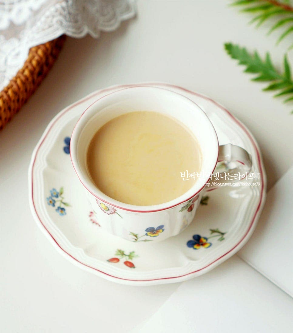 향긋한 홍차와 부드러운 우유, 은은한 단맛이 어우러져 맛있는 홈카페 매뉴 완성입니다. 티백으로 홍차를 깔끔하게 우려 마시는 것도 좋지만 고소한 우유를 더하면 부드러움이 더해져 따뜻한 차로 마시기 좋습니다. 밀크티 만드는법 어렵지않으니 간단하게 레시피를 참고하여 맛있게 만들어드세요. 끄읕 !