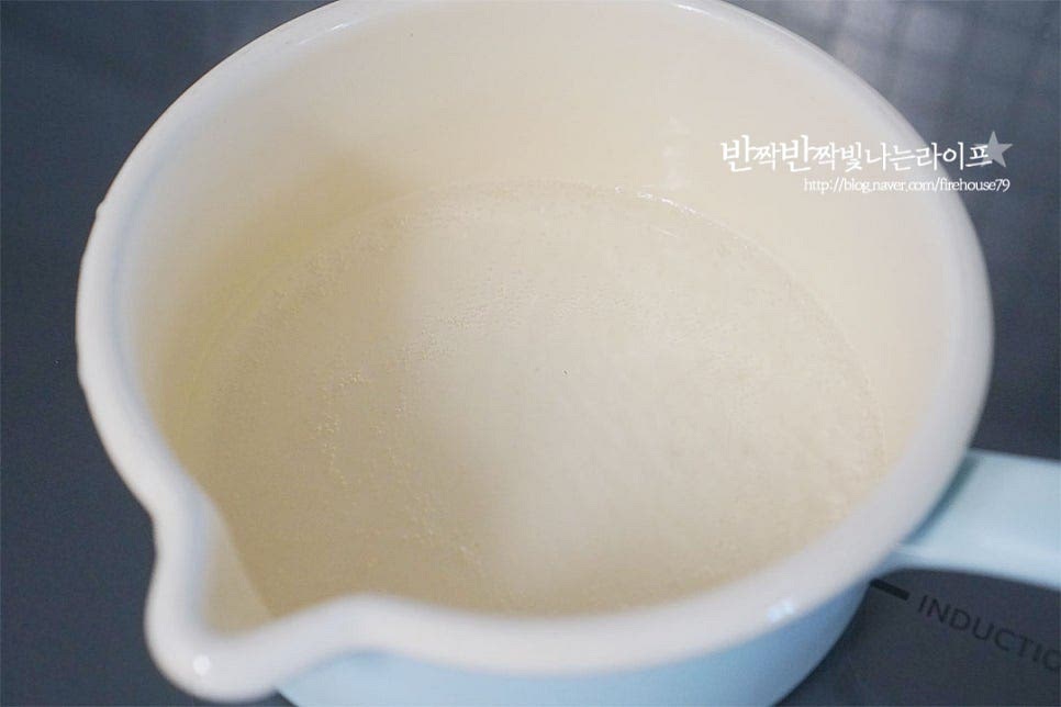 홍차를 우려주기 위해 먼저 냄비에 물 120ml를 붓고 끓입니다. 차를 우리는 온도가 중요하기 때문에 팔팔 끓기 직전의 따뜻한 정도로 데워줍니다. 냄비 테두리에서부터 기포가 생기기 시작하면 불을 끕니다. 따뜻한 물에 우려주면 쓴맛없이 본연의 향을 느낄 수 있어요.