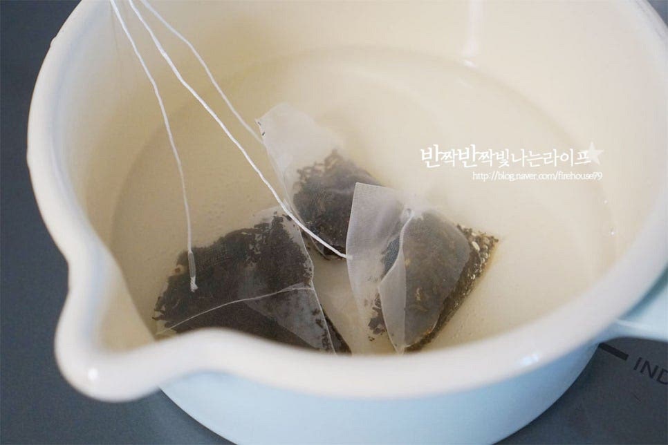 티백 3개를 넣고 2~3분 정도 우려줍니다. 너무 오래 담가도 쓴맛이 나기 쉬우니 3분 이내로 진하게 우립니다. 색이 진해지면서 홍차 향이 향긋하게 우러납니다.