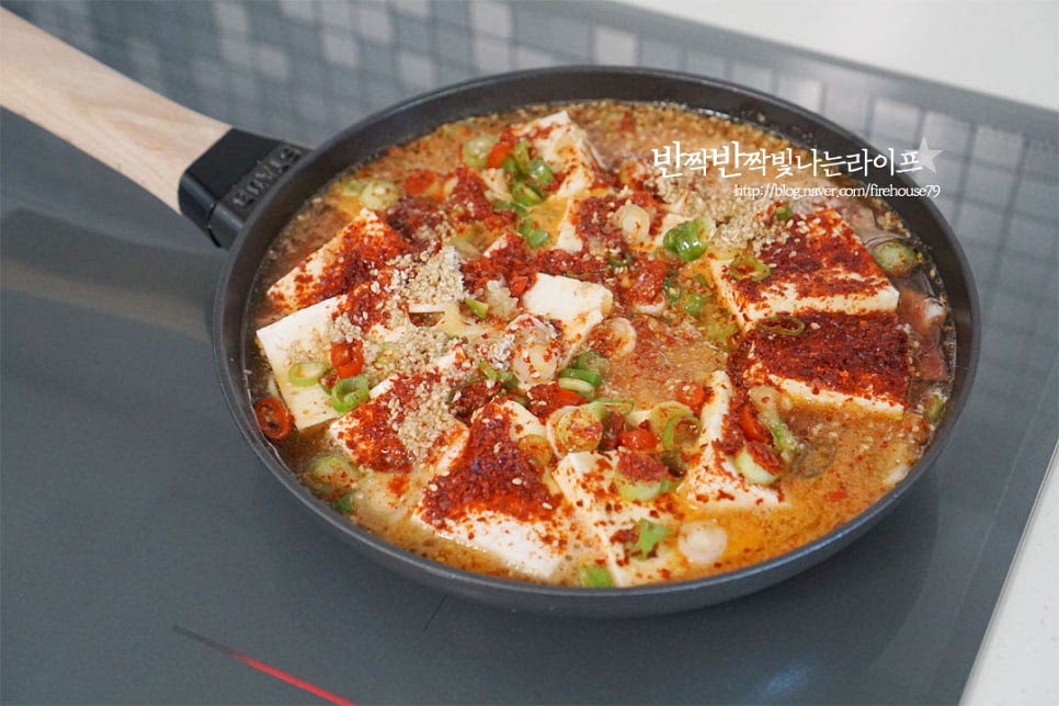 센 불로 끓여줍니다. 팔팔 끓어오르면 중불로 낮추어 조려주는데요. 끓으면서 양념이 어우러집니다. 재료가 섞이면서 끓으면 간을 확인해 줍니다. 매콤하면서도 짭조름하고 단맛 감칠맛이 적당히 어우러지면 양념 간이 잘 된 것인데 혹시 짜다면 양파나 감자, 두부를 추가하여 너무 짜지 않게 간을 맞추어주세요. 저는 앞서 간장을 조금 줄여 넣었더니 적당하게 간이 맞았습니다. 조림장이 스며들면서 어우러지면 완성입니다. 끓을 때는 국물이 많아 보여도 불을 껐을 때 졸아들어있기 때문에 타서 눌어붙지 않도록 졸아든 국물 양을 보고 끓여서 마무리하여 주세요. 그대로 먹으면 담백한 식재료로 칼칼한 고춧가루 양념과 고소한 돼지고기가 섞여 본연이 맛에 깊이가 더해지는데요. 같이 먹으면 밥 한 그릇 뚝딱 비우는 맛이랍니다. 영상도 같이 담았어요. 간장양념에 만든 두부조림도 좋아하지만 대패와 고춧가루 양념장으로 매콤하면서도 입맛 돋우는 풍미를 살려 요리하면 별미가 따로 없어요. 재료를 모두 넣고 끓여주면 되는 간단한 레시피이기도 해서 손쉽게 요리하기도 좋고요. 매콤하고 고소한 감칠맛이 풍부한 백종원 두부조림 양념장 만들기 맛있게 요리해 든든한 집밥 챙겨드세요. 끄읕 !