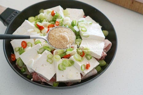 매콤 칼칼한 양념장을 만들어 곁들여주는데요. 고춧가루 2숟가락, 황설탕 1숟가락 간 마늘 1숟가락, 깨소금 2숟가락 액젓 1숟가락, 진간장 1/3컵 들기름 2숟가락을 넣어줍니다. 진간장 양이 조금 많은 것 같아 줄여서 넣어주었는데요. 간에 맞게 짠맛과 단맛을 조절하여 양념해주세요. 액젓을 같이 넣어주어 감칠맛을 살려준답니다. 들기름 2숟가락도 넣어줍니다. 들기름이 들어가면 구수하면서도 두부의 담백함에 향미를 더해 잘 어울려요. 물 1컵을 부어줍니다. 재료의 양이나 냄비에 따라 물의 양을 조절해요. 살짝 잠기는 정도면 됩니다. 양념장을 따로 만들지 않고 백종원 두부조림은 모든 재료를 한 번에 넣고 끓여가며 자작하게 졸여주어 완성한답니다.