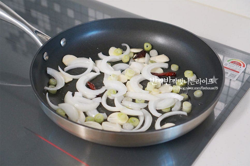 달군 팬에 식용유 3 큰 술 정도 넣고 편으로 썬 마늘, 대파, 양파 베트남 고추를 넣고 볶아줍니다. 매콤함을 더해주는 고추는 기호에 따라 넣어주시면 됩니다. 마늘향이 올라오면 밑간해둔 새우를 넣고 같이 익혀주어요. 새우가 거의 다 익으면 면과 소스를 넣어줍니다. 재료가 어우러지도록 볶아주어요. 면이 잘 어우러지면 숙주와 부추를 넣어줍니다. 보통 숙주는 생으로 먹기도 해서 저와 같이 마지막에 넣고 볶아주셔도 좋고, 마지막에 그릇에 담을 때 볶지 않은 상태 그대로 같이 올려주셔도 좋아요. 센 불로 가볍게 볶은 뒤 팬의 한쪽 면을 밀어두고 달걀물을 넣고 스크램블을 만들어요. 달걀이 들어가면 부드럽게 고소한 맛이 재료를 더 조화롭게 만들어 준답니다^^ 볶음쌀국수에 빠질 수 없는 다진땅콩을 넣고 마무리해요. 고소하게 씹히는 그 맛이 별미이니 특별히 견과류를 싫어하지 않는다면 꼭 같이 곁들여 주세요~ 먹기 좋게 그릇에 담은 뒤 이국적인 풍미를 더해주는 고수와 레몬을 곁들였어요. 라임을 곁들이면 향이 좋은데 사둔 게 없어 레몬을 곁들였어요. 영상도 같이 담았어요. 고수까지 올려 곁들이면 더운 날 여행 온 기분도 나고 이국적인 그 맛이 더 깊은 것 같아요. 면보다 숙주와 새우를 좋아해서 비율을 조절하여 넣어 만들어 먹곤 해요. 이렇게 기본양념과 재료를 입맛에 맞게 더하고 빼서 만들면 더 맛있게 드실 수 있답니다. 팟타이 쌀국수 만드는법 한접시 위의 다채로움을 맛깔나게 즐겨보세요^^ 끄읕 !