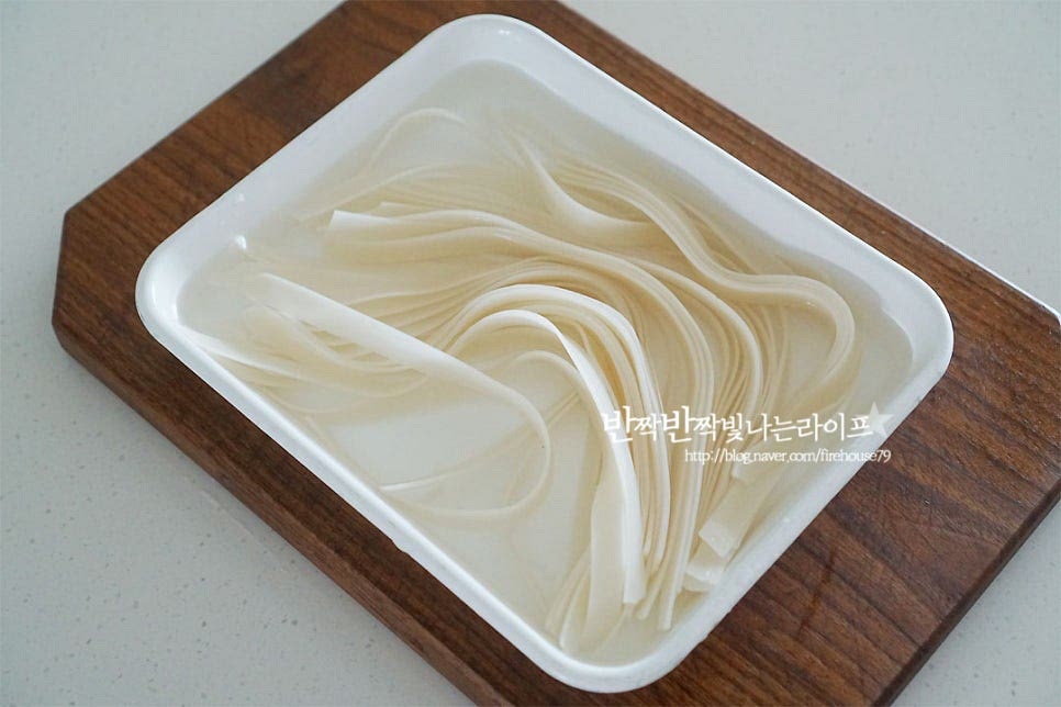 쌀국수는 넓적한 면으로 준비해 주었어요. 면의 굵기는 취향껏 준비해요. 찬물에 20분 정도 담가줍니다. 면의 종류마다 조금 달라 봉지에 적힌 조리법에 따라 준비하여 주시면 됩니다. 새우는 밑간해주는데요. 맛술 1 큰 술, 소금과 후추 약간 뿌려서 다른 재료를 손질하는 동안 둡니다. 숙주는 서너 번 흔들어 씻은 뒤 물기를 털어 준비해 줍니다. 마늘은 편으로 썰고, 대파는 얇게 송송 썰어 준비해요. 부추는 5~6cm로 썰고 양파는 채를 썰어 준비해요. 달걀은 약간의 소금을 넣고 잘 풀어서 준비해둡니다.