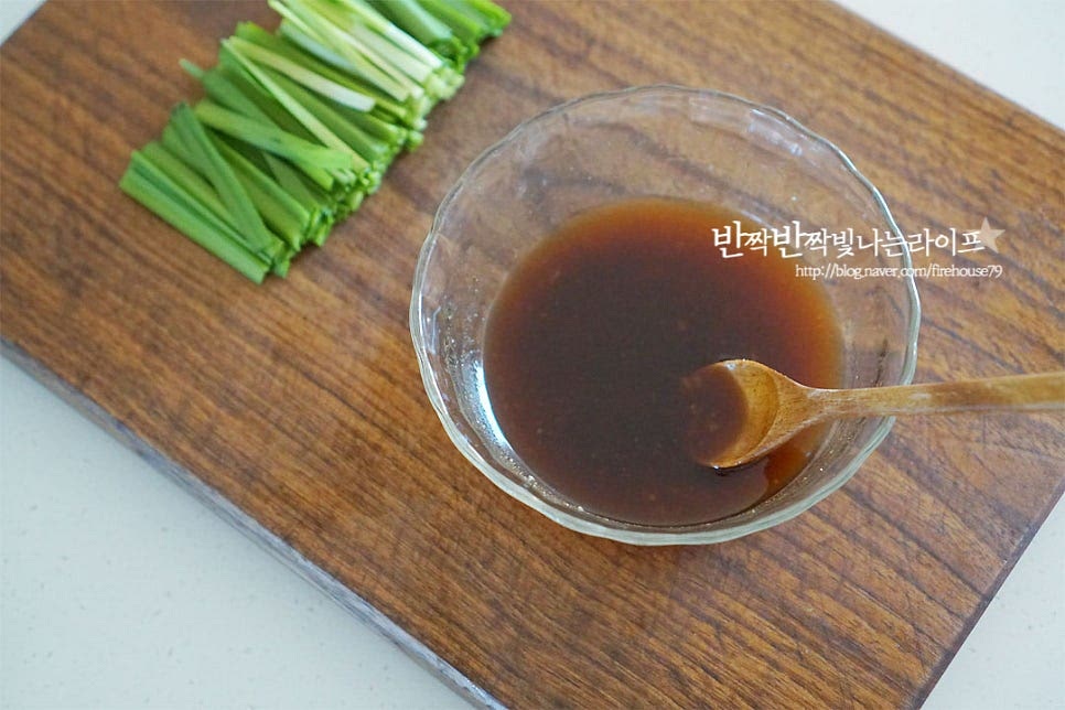 팟타이 소스를 준비해요. 기본적으로 짭조름하면서도 새콤달콤함이 같이 어우러지는 맛이죠. 피시소스 1 큰 술, 굴 소스 1/2 큰 술 식초 1 큰 술, 황설탕 1 큰 술 간장 1 큰 술, 물 2 큰 술 다진 마늘 1 작은 술, 스리라차소스 1/2 큰 술 넣고 잘 섞어줍니다. 간을 보고 입맛에 따라 짠맛과 단맛은 가감하여 주세요.