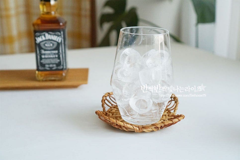 먼저 유리잔에 얼음을 채워줍니다. 큰 얼음 한두 개를 넣는 게 좋은데 얼려둔 게 없어서 정수기 얼음 넉넉히 넣어주었어요. 잭콕 비율은 앞서 말한 대로 취향껏 조절해 주시는 게 좋은데요. 부드럽게 마시고 싶다면 위스키 1 : 콜라 3이 좋고, 무난하게 1 : 2도 좋습니다. 지극히 입맛에 따라 다른게 신랑은 1:1을 좋아하더라고요. 샷 추가는 마치 커피와 같이 가감하여 조절해 주심이 가장 맛있게 드실 수 있지 않나 싶어요^^ 얼음 잔에 잭다니엘 위스키를 넣어요. 얼음양에 따라서 진하기도 조금 다르게 느껴지니 이양이면 큰 얼음을 두세개 넣어주시는게 더 좋아요. 그리고 콜라를 부어줍니다.